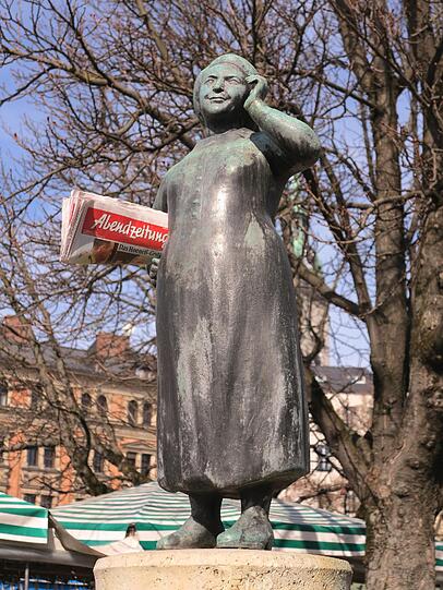 Die Statue, verwirklicht vom Künstler Hans Osel, steht seit 1961 auf dem Viktualienmarkt...