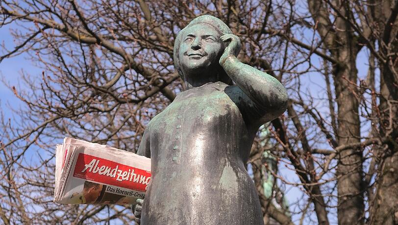 Die Statue, verwirklicht vom Künstler Hans Osel, steht seit 1961 auf dem Viktualienmarkt... Die Statue, verwirklicht vom Künstler Hans Osel, steht seit 1961 auf dem Viktualienmarkt...