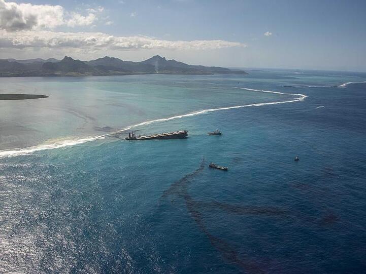 Blick auf den Frachter "Wakashio", der bereits am 25. Juli auf Grund lief und vor der Ostküste von Mauritius im Indischen Ozean liegt.