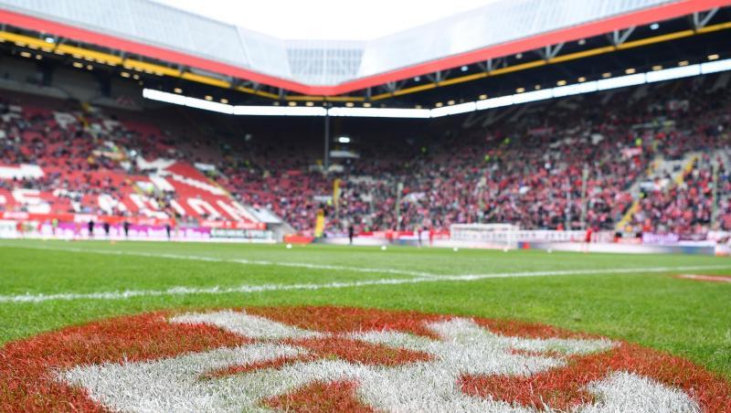 Ein Logo des 1. FC Kaiserslautern ist auf Spielfeld vor der Tribüne zu sehen. Foto: Uwe Anspach/Archivbild Ein Logo des 1. FC Kaiserslautern ist auf Spielfeld vor der Tribüne zu sehen. Foto: Uwe Anspach/Archivbild