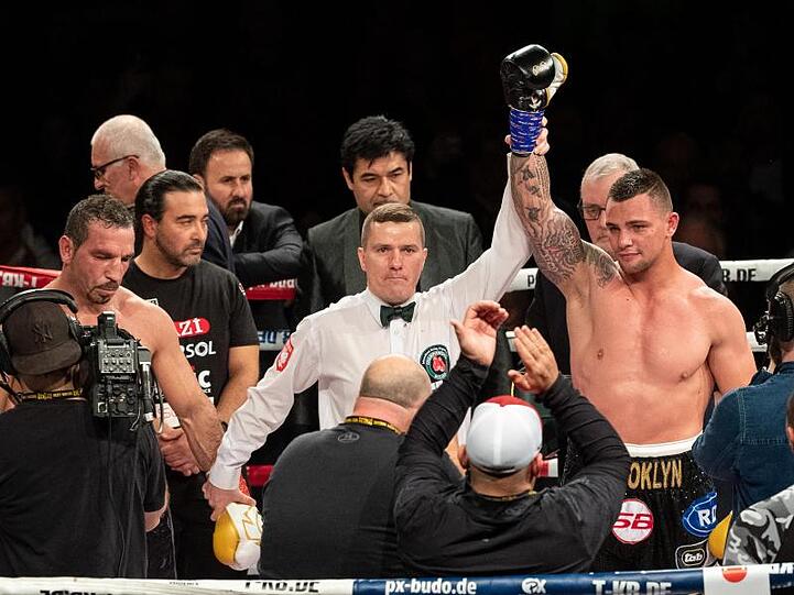 Kevin Lerena (r) aus Südafrika wird zum Sieger erklärt. Neben ihm steht Firat Arslan.