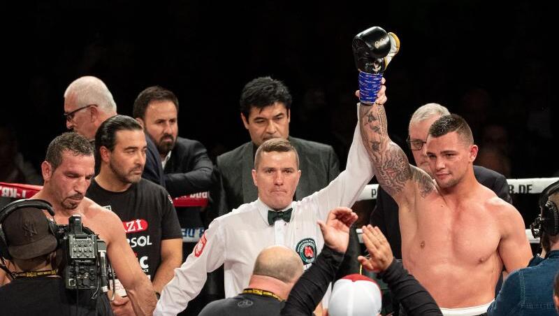 Kevin Lerena (r) aus Südafrika wird zum Sieger erklärt. Neben ihm steht Firat Arslan. Kevin Lerena (r) aus Südafrika wird zum Sieger erklärt. Neben ihm steht Firat Arslan.