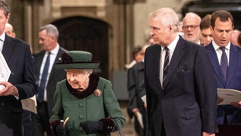 Prinz Andrew mit Queen Elizabeth II. bei einer Trauerfeier für Prinz Philip.