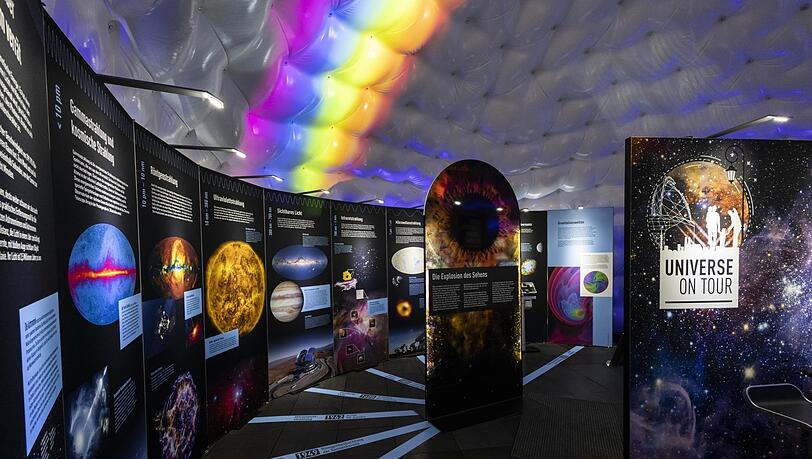 Das "Universum auf Tour" des Wissenschaftsministeriums besteht aus einem Ausstellungs- und einem Planetariumszelt.