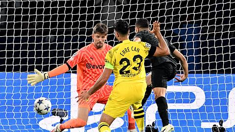 Achraf Hakimi (r) von Paris Saint-Germain trifft zum 2:0 gegen den BVB.