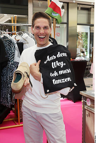 "Let's Dance"-Star Christian Polanc im Rahmen des Promi-Charity-Flohmarkts am 18. April 2024 in Hamburg.