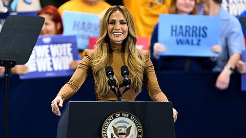 Jennifer Lopez auf einer Wahlkampfveranstaltung von Kamala Harris.