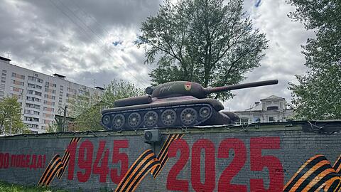 Russlands Hauptstadt wurde vor dem Siegesfeiern festlich geschmückt - unter anderem auch mit Panzerattrappen.