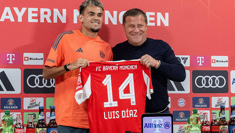 Die neue Nummer 14 des FC Bayern: Luis Díaz (l.), hier mit Sportvorstand Max Eberl.