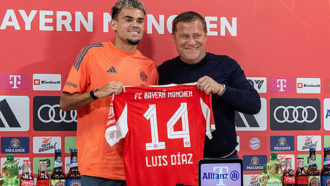Die neue Nummer 14 des FC Bayern: Luis Díaz (l.), hier mit Sportvorstand Max Eberl.