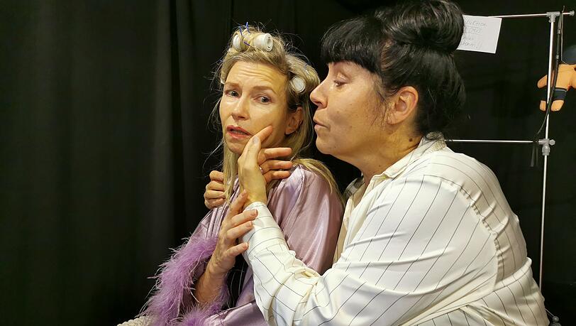 Filmdiva Jackie Otis (Simone Suko, links) mit ihrer Assistentin Dotty (Beate Pitronik). Filmdiva Jackie Otis (Simone Suko, links) mit ihrer Assistentin Dotty (Beate Pitronik).