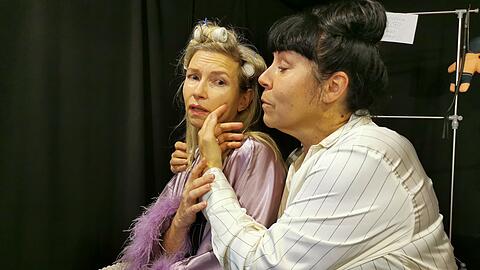 Filmdiva Jackie Otis (Simone Suko, links) mit ihrer Assistentin Dotty (Beate Pitronik).