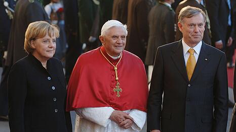 Die damalige Bundeskanzlerin Angela Merkel und der damalige Bundespr&auml;sident Horst K&ouml;hler trafen den Papst 2006 in M&uuml;nchen. (Archivbild)