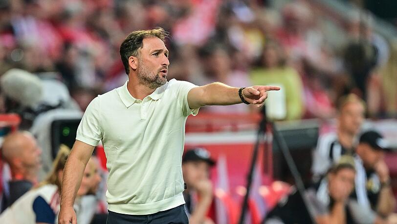 Probleme im Pokal: Trainer Jos&eacute; Barcala und die Bayern-Frauen. (Archivbild)