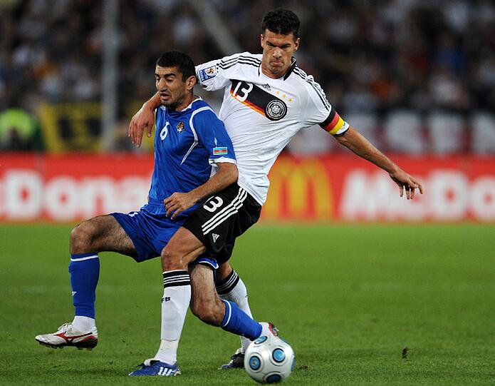 95. Länderspiel: Beim 4:0 im WM-Qualifikationsspiel gegen Aserbaidschan in
Hannover erzielt Ballack per Elfmeter das 1:0 &ndash; sein 42. Tor für
Deutschland.