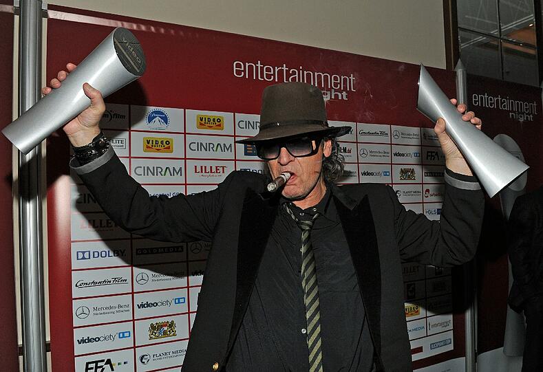 Udo Lindenberg freut sich standesgemäß mit dicker Zigarre gleich über zwei "Video Champions".