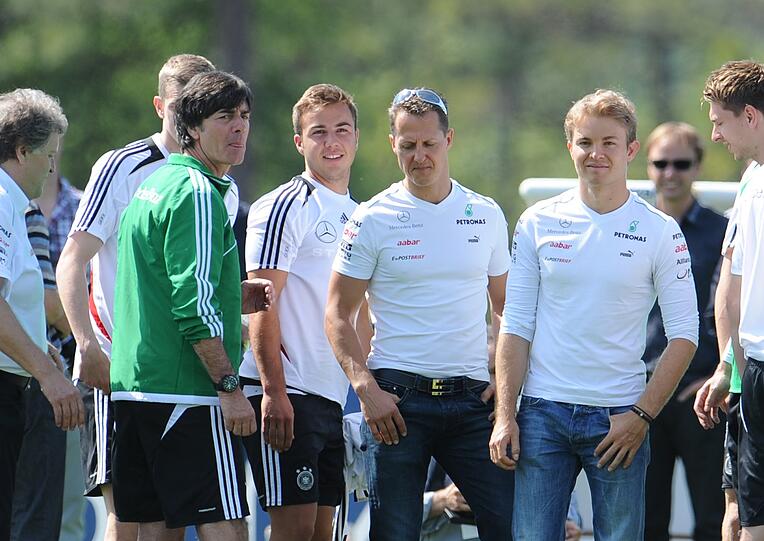 Das Mercedes-Formel-1-Team um Michael Schumacher und Nico Rosberg war im EM-Trainingslager der Nationalmannschaft im französischen Tourettes zu Gast. Lukas Podolski machte dabei eine Spritztour mit dem Rekord-Weltmeister in der neuen A-Klasse des Automobil-Herstellers - sehen Sie hier die besten Bilder.