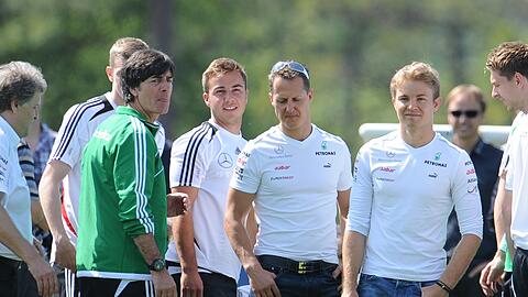 Das Mercedes-Formel-1-Team um Michael Schumacher und Nico Rosberg war im EM-Trainingslager der Nationalmannschaft im französischen Tourettes zu Gast. Lukas Podolski machte dabei eine Spritztour mit dem Rekord-Weltmeister in der neuen A-Klasse des Automobil-Herstellers - sehen Sie hier die besten Bilder.