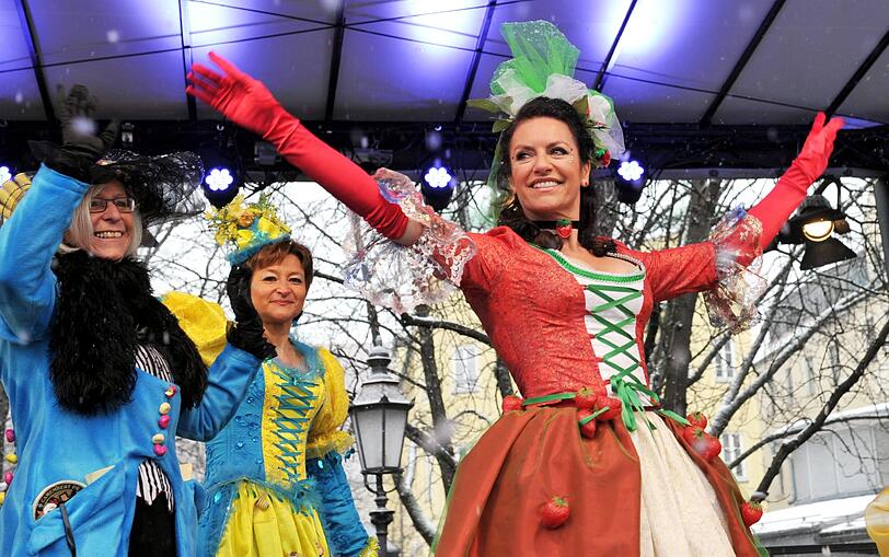 Christine Neubauer beim Tanz der Marktweiber am Viktualienmarkt.