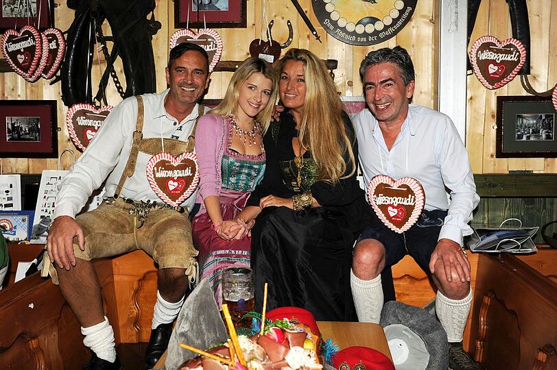 Kare und Dresscoded: Promis feiern in in der Hochreiter`s Haxenbraterei auf der Wiesn 2013