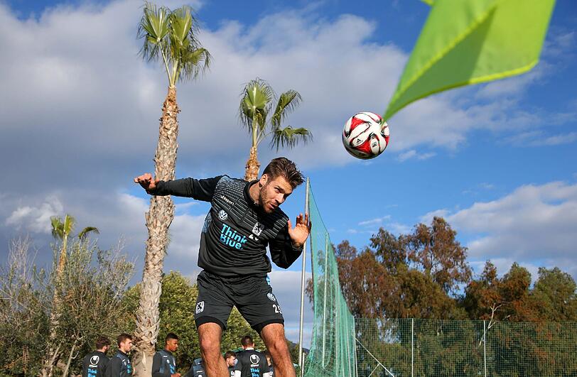 Kopfbälle unter Palmen: Gary Kagelmacher im 1860-Trainingslager in Marbella.