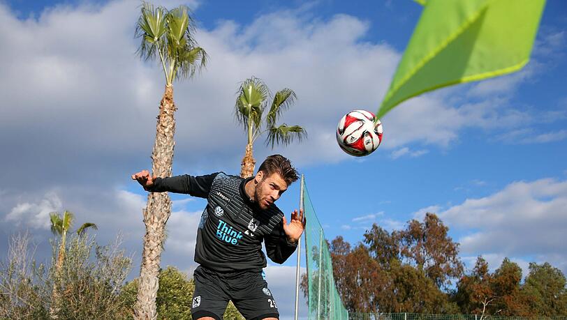 Kopfbälle unter Palmen: Gary Kagelmacher im 1860-Trainingslager in Marbella. Kopfbälle unter Palmen: Gary Kagelmacher im 1860-Trainingslager in Marbella.