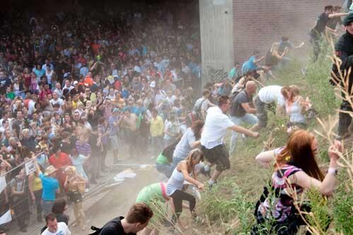Bei der Loveparade in Duisburg am 24. Juli 2010 starben 21 Menschen im tödlichen Gedränge. Bilder von der Katastrophe.