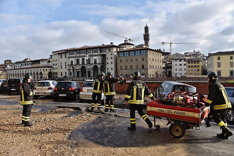 Vom Erdboden verschluckt: Mindestens 20 Autos sackten gemeinsam mit der Straße in den Untergrund.