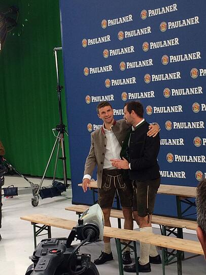 Geburtstagskind Thomas Müller mit Torwarttrainer Filip Tapalovic.