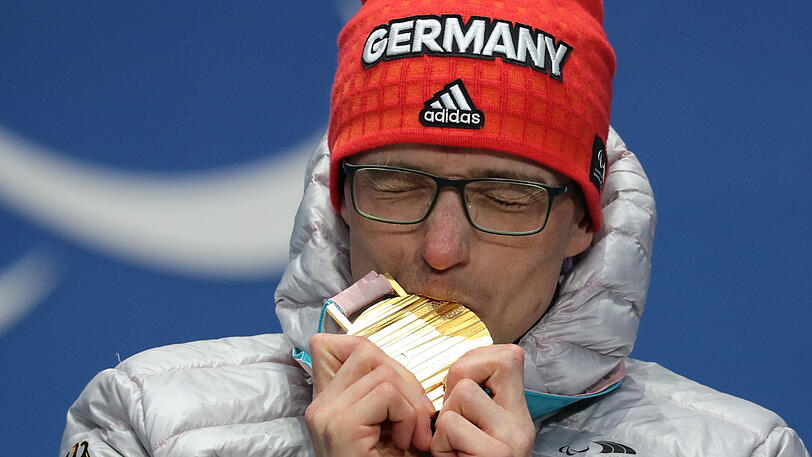 Schmeckt! Martin Fleig aus Deutschland jubelt über seine Goldmedaille im Biathlon.