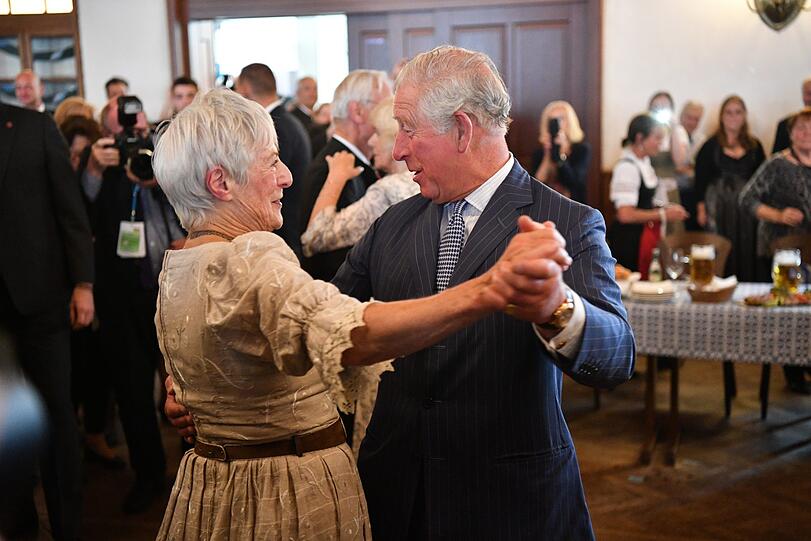 Charles und Camilla besuchten das Hofbräuhaus. Natürlich wurde angestoßen und Charles tanzte sogar.