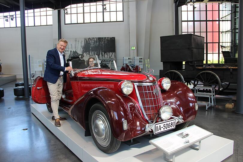 Bereit zur Ausfahrt: Bettina Gundler sitzt schon am Steuer des Alfa Romeo, Wolfgang Heckl steigt gleich ein.