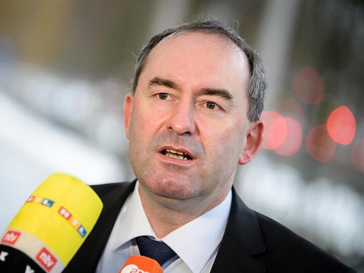 Hubert Aiwanger, Wirtschaftsminister und Landesvorsitzender der Freien Wähler in Bayern, gibt ein Interview. Foto: Matthias Balk