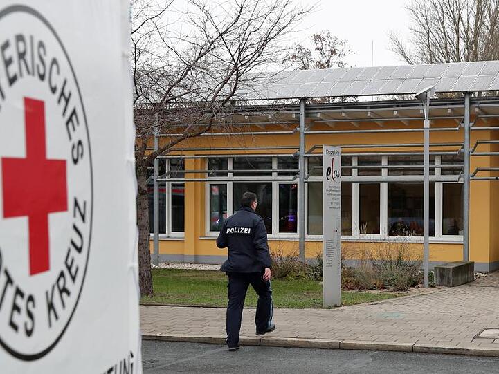 Ein Polizist geht auf den Eingang einer Schule zu, nachdem ein Brand in einer Toilette im ersten Stock ausgebrochen war.