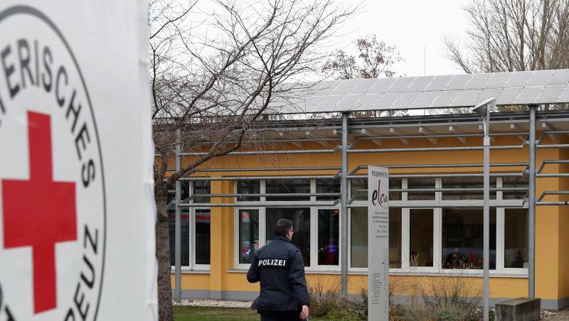 Ein Polizist geht auf den Eingang einer Schule zu, nachdem ein Brand in einer Toilette im ersten Stock ausgebrochen war. Ein Polizist geht auf den Eingang einer Schule zu, nachdem ein Brand in einer Toilette im ersten Stock ausgebrochen war.
