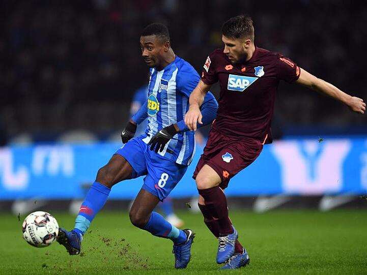Herthas Salomon Kalou (l) gegen Hoffenheims Torschützen Ermin Bicakcic im Zweikampf.