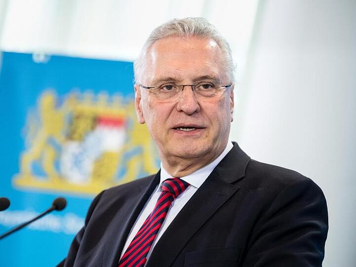 Joachim Herrmann, Innenminister von Bayern, spricht auf einer Pressekonferenz. Foto: Matthias Balk/dpa