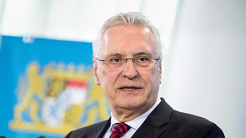 Joachim Herrmann, Innenminister von Bayern, spricht auf einer Pressekonferenz. Foto: Matthias Balk/dpa