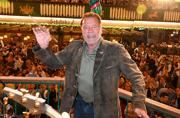 Arnold Schwarzenegger dirigierte 2023 die Wiens-Band im Marstall-Festzelt. Arnold Schwarzenegger dirigierte 2023 die Wiens-Band im Marstall-Festzelt.