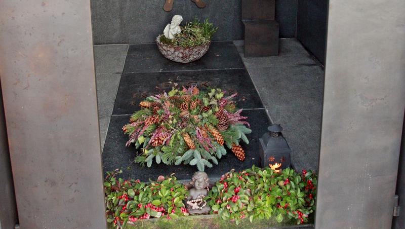 Blick auf das Mausoleum. Blick auf das Mausoleum.