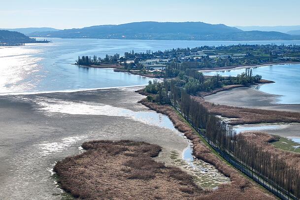 Der See führt deutlich weniger Wasser als üblich. Der See führt deutlich weniger Wasser als üblich.