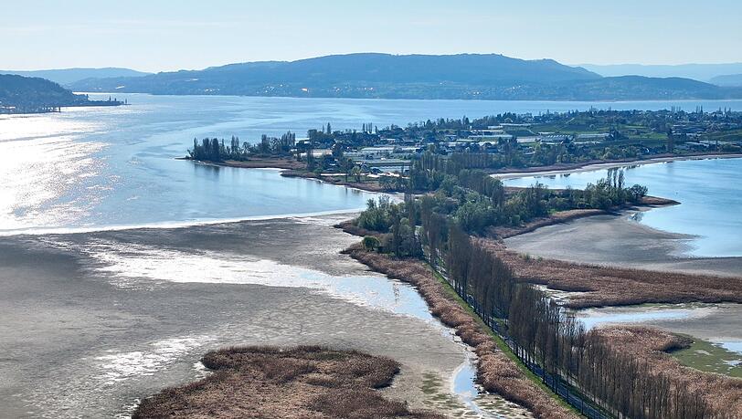 Der See führt deutlich weniger Wasser als üblich. Der See führt deutlich weniger Wasser als üblich.