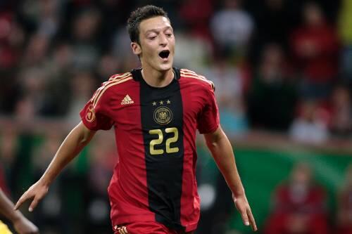 JUbelt nach seinem Tor gegen Südafrika:  Mesut Özil.