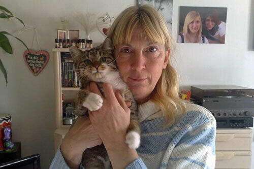 Manuela Seibold (46) mit ihrer Katze Candy. Ein Unbekannter hatte dem armen Tier den Schwanz herausgerissen.