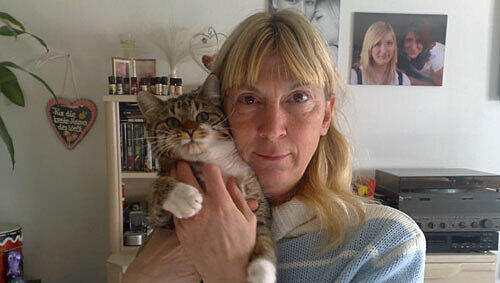 Manuela Seibold (46) mit ihrer Katze Candy. Ein Unbekannter hatte dem armen Tier den Schwanz herausgerissen. Manuela Seibold (46) mit ihrer Katze Candy. Ein Unbekannter hatte dem armen Tier den Schwanz herausgerissen.