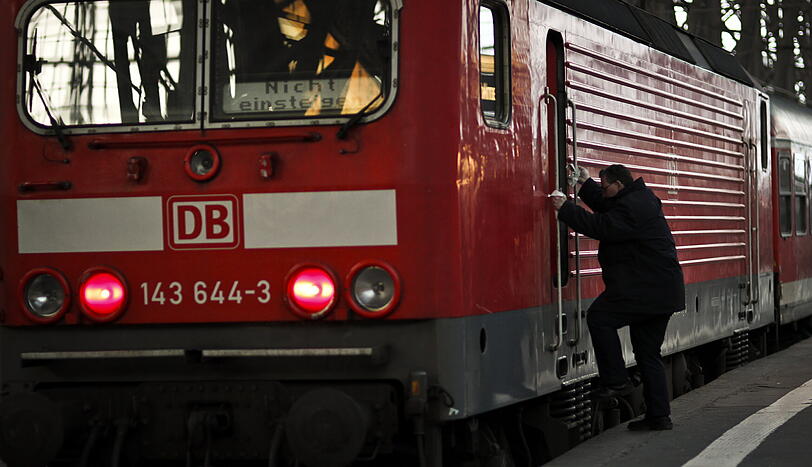 Für zwei Stunden standen die Räder still. 200 Lokführer verließen in Bayern ihren Führerstand.