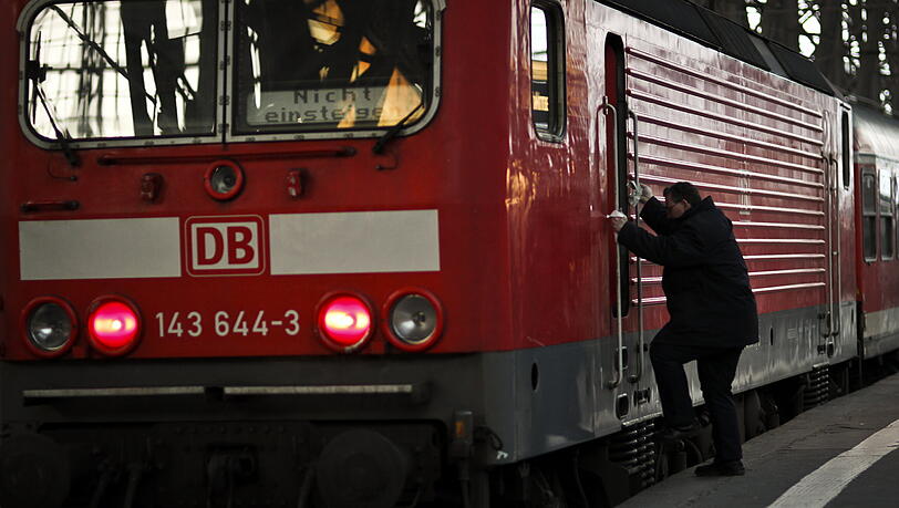 Für zwei Stunden standen die Räder still. 200 Lokführer verließen in Bayern ihren Führerstand. Für zwei Stunden standen die Räder still. 200 Lokführer verließen in Bayern ihren Führerstand.