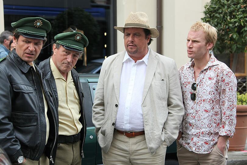 Die TV-Polizisten Winfried Frey und Hans Schuler und die &bdquo;zivilen&ldquo; Hauptdarsteller Andreas Giebel und Florian Karlheim (v.l.).