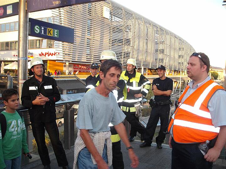 Gesperrt: Dieser Wiesn-Besucher will zur S-Bahn &ndash; er muss umkehren. Die Enttäuschung ist ihm ein wenig anzumerken.