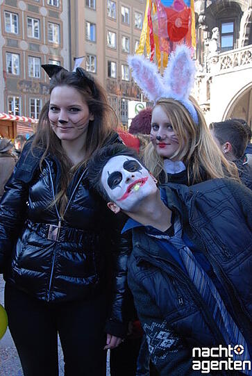 Große Faschingsparty am Marienplatz! Ab zwölf Uhr richtete dort Charivari eine Show aus. Der Hauptact: Alexander Marcus. Die Münchner hatten ihren Spaß. Mehr Bilder unter: www.nachtagenten.de